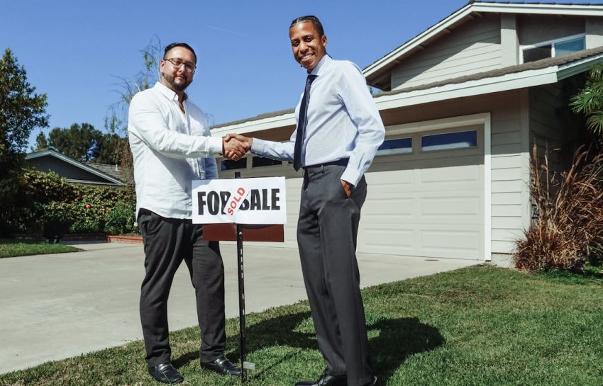 Eerste huis kopen met of zonder aankoopmakelaar?